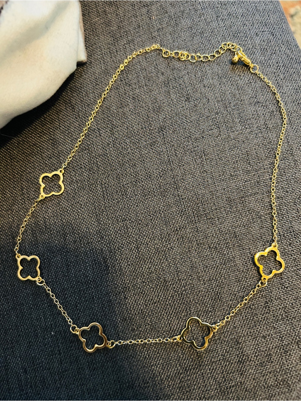Source Unknown Gold Clover-Link Necklace with Five Open Motifs